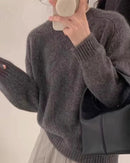 Woman layering a sand-beige 100 % Cashmere Crewneck Sweater, 19-micron Mongolian fibers and fine 24-gauge knit lock in warmth down to 0 °C—your luxe yet breathable 35-55 °F fall-to-spring staple.