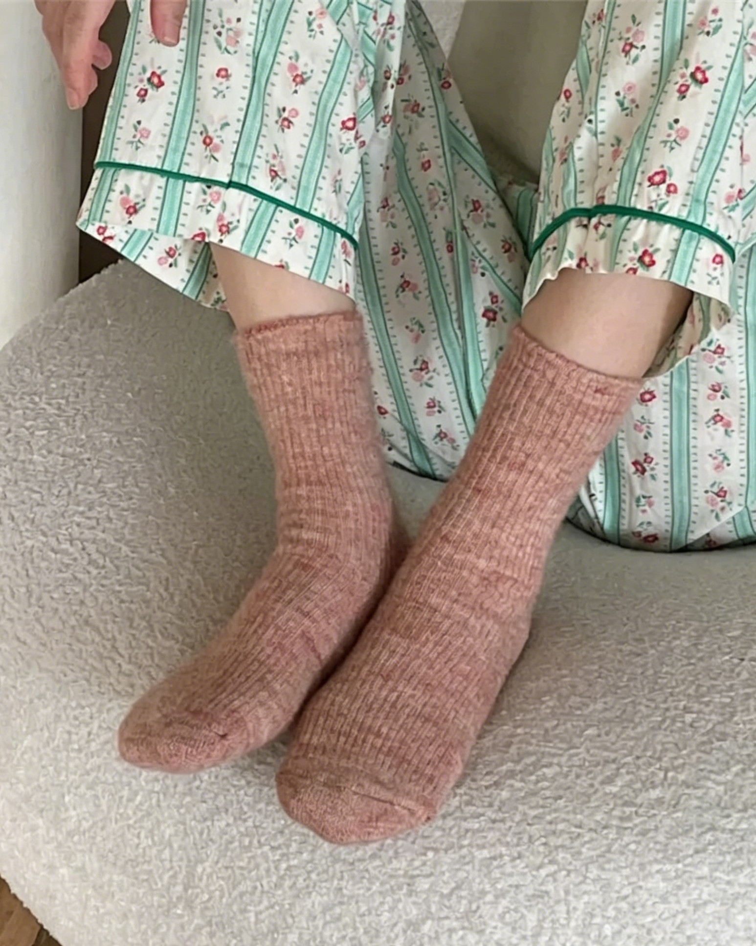 Thickened knit, naturally insulating, designed for autumn and winter comfort.