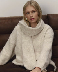  Women’s soft loose V-neck knitted pullover with built-in scarf panel and dropped shoulders—effortless winter statement for coffee runs, weekend cabin escapes or layered street looks.