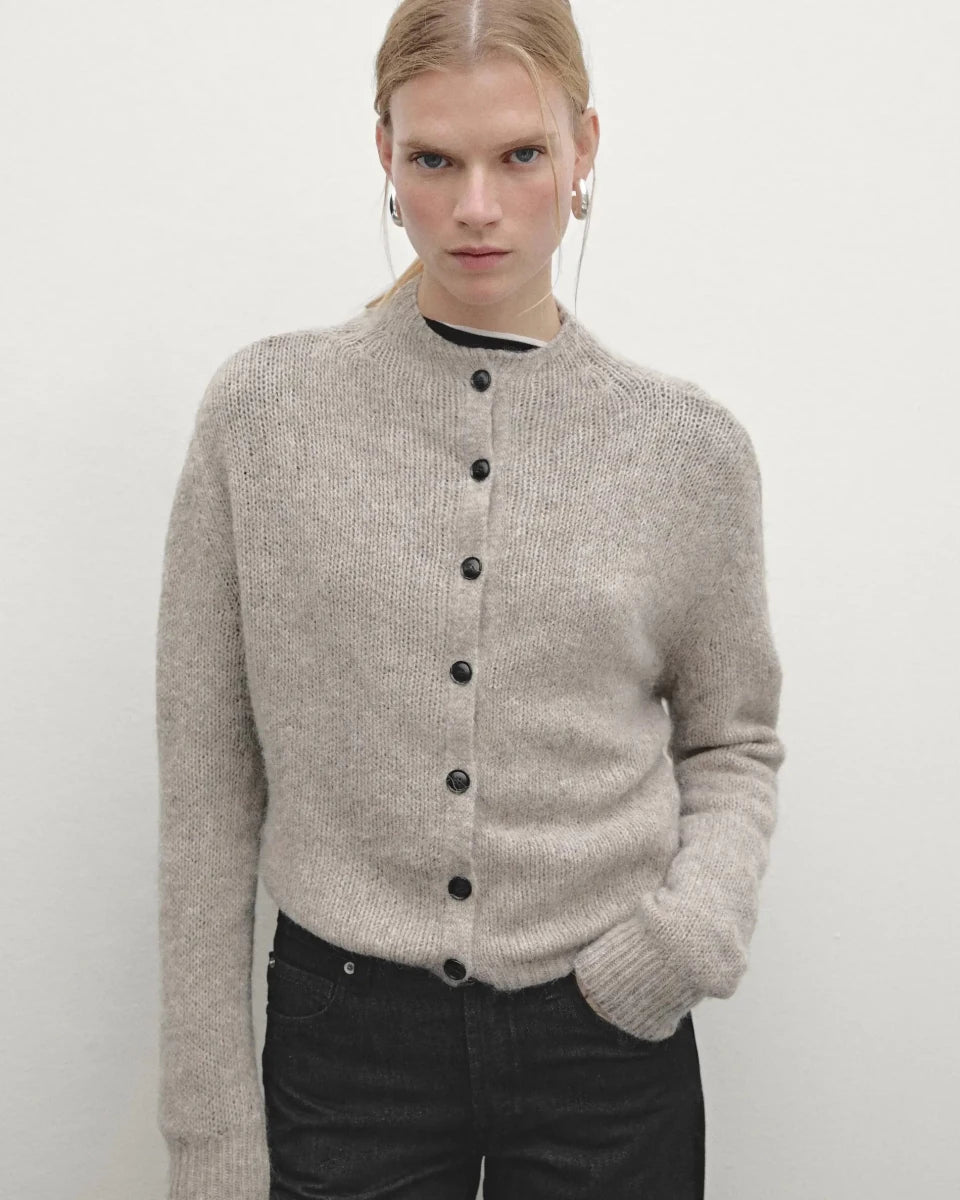 Women’s half-turtleneck cardigan with single-breasted front and slim long sleeves—sleek thermal layer for autumn offices, weekend cafés or travel-day chic.