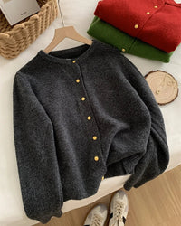 Women’s Korean-style O-neck cardigan with single-breasted pearl buttons and long sleeves—soft layer for autumn cafés, office days or weekend layering.
