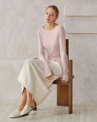 Women’s wool round-neck base tee with slim fit, long sleeves and subtle irregular side slits—soft thermal layer for icy office days, weekend cabin escapes or layered street looks.