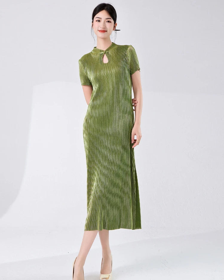 Elegant Figure-Flattering Pleated Midi Dress