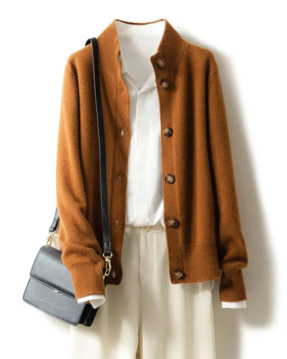 A 100% wool cardigan with a half high neck and extra-heavy knit, designed for loose winter layering with a single-breasted front.