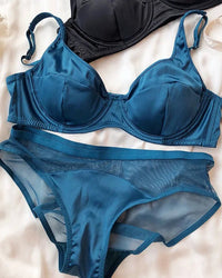 Comfortable ice silk bra and panties set, push-up design with detachable padding for small breast support, lightweight and sexy women’s intimate wear.