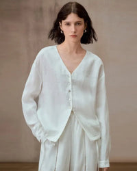 Women’s lightweight linen V-neck shirt  single-breasted button front and loose long sleeves—breathable transitional layer for spring picnics, summer flights or autumn museum dates.