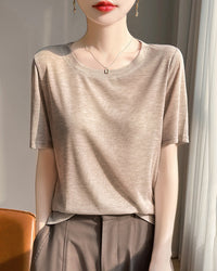 Of a solid color women's knitted t-shirt featuring a classic round neck, short sleeves, and a loose fit, made from high-quality worsted fabric for Spring and Summer.