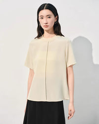 Luxurious and comfortable mulberry silk t-shirt for women. This pleated loose top combines a relaxed round neck cut with premium silk fabric, ideal for staying cool and stylish during hot weather or casual outings.