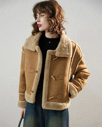  Woman city-strolling in a plus-velvet thickened short jacket, 90 % polyester velvet lining traps heat while the cropped quilted shell blocks wind—your lightweight 35-55 °F fall-to-spring layer.