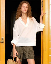 Women’s retro cotton-linen blend V-neck shirt in airy lightweight weave, loose relaxed fit and long sleeves—perfect throw-on layer for breezy autumn cafés, coastal road trips or weekend farmers’ markets.