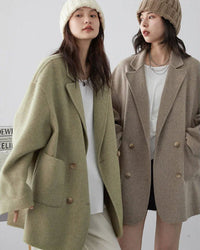 Woman gliding through winter in a retro double-sided 100 % wool coat, midi length and peak lapels lock in warmth down to 0 °C—heritage tailoring meets modern insulation for 35-55 °F fall-to-spring commutes.