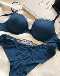 Women’s sexy comfort lingerie set, European-style lace push-up bra and panties with adjustable straps for a flattering and cozy fit.