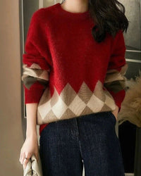 Woman brunching in a Round-Neck Patchwork Pullover Sweater, 100 % superfine Merino wool and color-block yoke give artisanal 90s vibes—your cozy yet breathable 60-75 °F spring-fall statement.