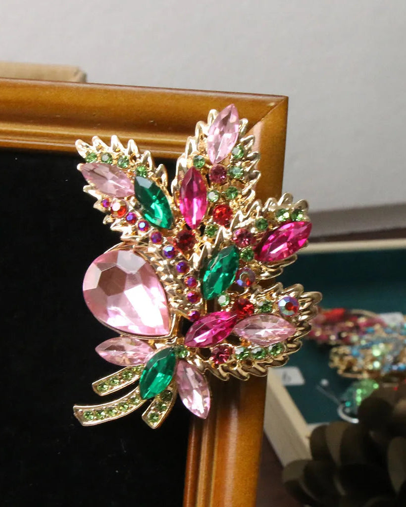Baroque floral openwork brooch in gold tone, elegant filigree pin with intricate cut-out flower design and vintage detailing, perfect for adding timeless elegance.
