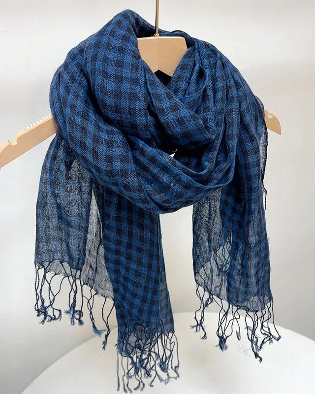 A 100% linen scarf with a soft check pattern and 180x60cm cut, designed for breathable spring and summer layering as a scarf or shawl.