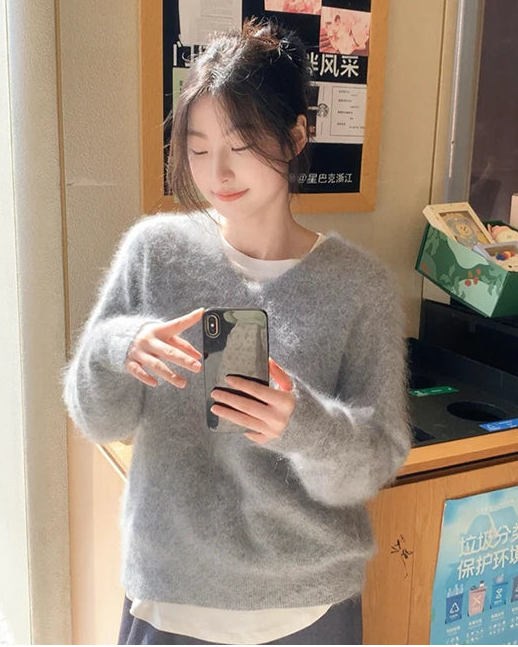 A pure cashmere fluffy pullover featuring a V-neck, a loose fit, and a heavyweight long-hair knit for soft, elegant warmth.