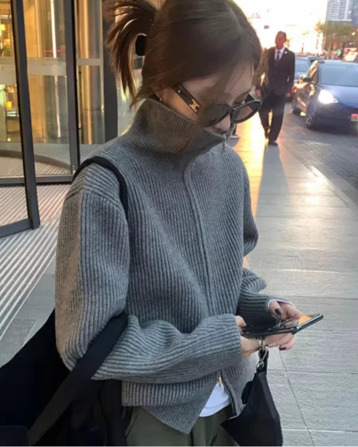 A 100% cashmere turtleneck cardigan with a two-way zip and extra-heavy knit, designed for loose, thick winter warmth in a versatile style.