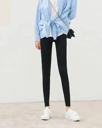A cotton mid-calf legging with mid waist, slim layering shape and thin construction, designed for an easy autumn-winter base that pairs from sneakers to boots.