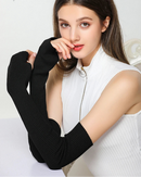 Long, lean, and quietly expressive, these arm warmers redefine cold-weather layering. 