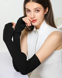 Long, lean, and quietly expressive, these arm warmers redefine cold-weather layering. 