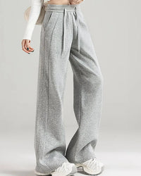 Effortlessly casual yet quietly refined, these high-waist straight-leg pants are built around a soft elastic waistband and a relaxed wide-leg cut that flatters without effort. 