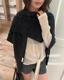 An oversized triangle shawl scarf crafted from sheep wool, featuring a soft heavyweight knit and a generous 180cm drape for versatile, elegant warmth.