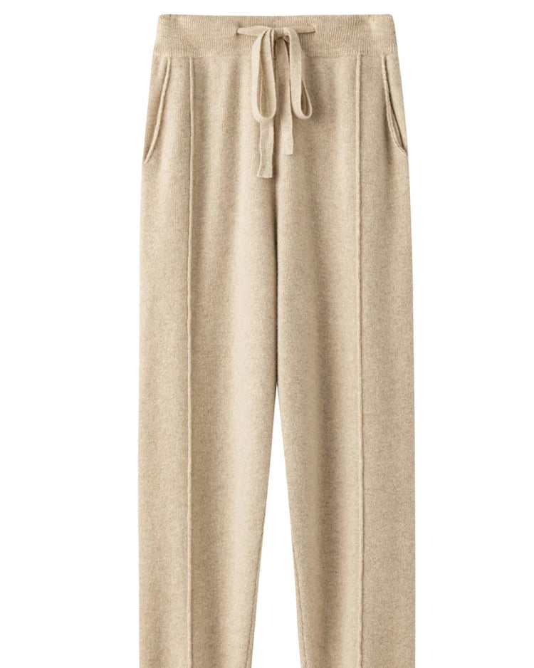 A wool-blend wide-leg knit pant with high waist, elastic waistband and loose full-length fit, designed for a relaxed autumn-winter look that pairs from sneakers to boots.
