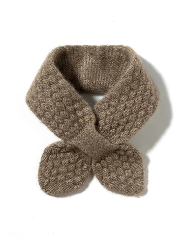 Designed as a quiet finishing layer, this cashmere collar brings soft warmth and delicate texture close to the neck.