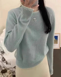  A heavyweight cashmere crewneck pullover with crew neckline, long sleeves and thick knit, designed for a cozy winter layering look that pairs from sneakers to boots.