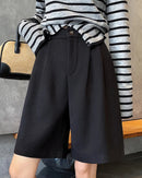 Women's woolen high-waist Bermuda shorts at Gentle Herde. Relaxed fit, elastic waist.