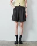 Gentle Herde's relaxed mid-rise casual shorts. Stretch-blended fabric, zipper fly, and a clean minimal silhouette.