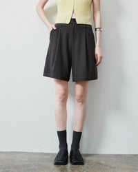 Gentle Herde's relaxed mid-rise casual shorts. Stretch-blended fabric, zipper fly, and a clean minimal silhouette.