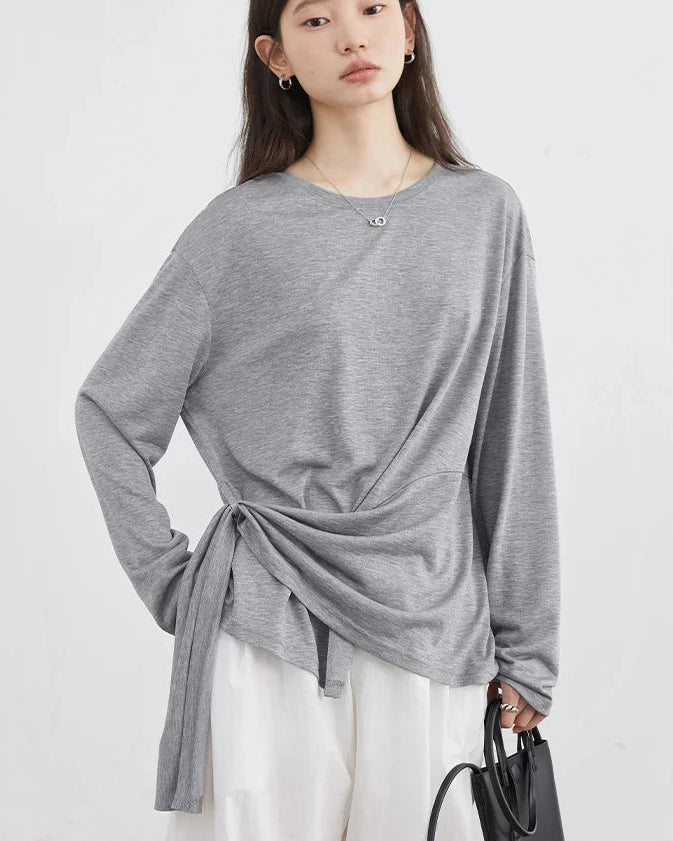 Quiet ease in its simplest form. The fabric falls softly from the shoulders, lending a gentle drape to a relaxed silhouette.