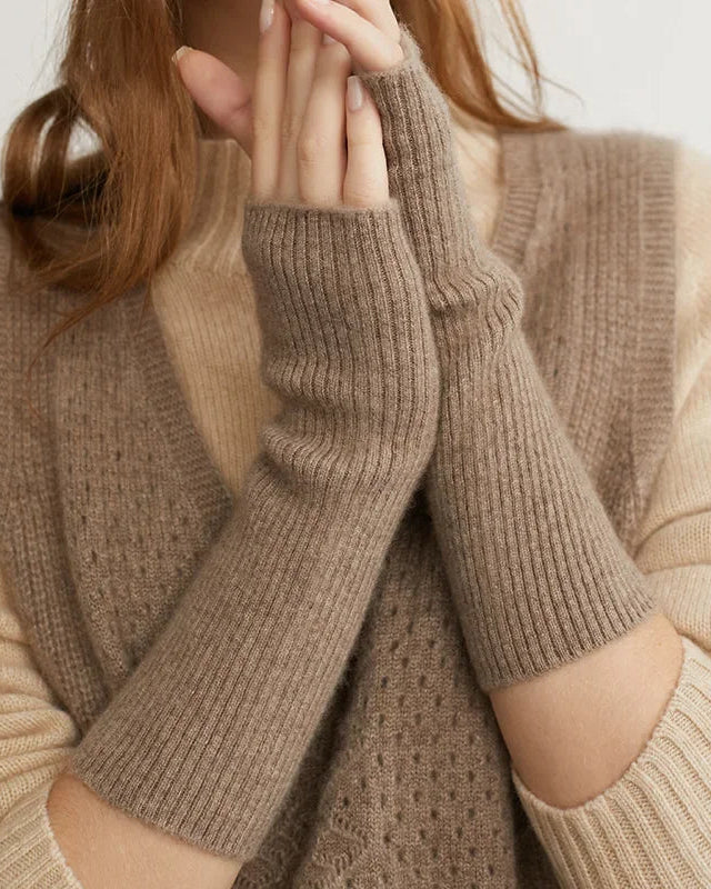 These cashmere gloves are designed to complement a wide range of looks.