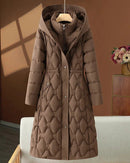 Diamond-quilted hooded cotton-padded coat with generous hood, adjustable waist and front pockets, a warm long fall-winter padded coat for everyday commutes and cold-weather outings.
