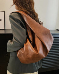 Minimal lines, maximum ease. The shopper shape opens wide, swallowing a day's essentials without losing its elegant drape.