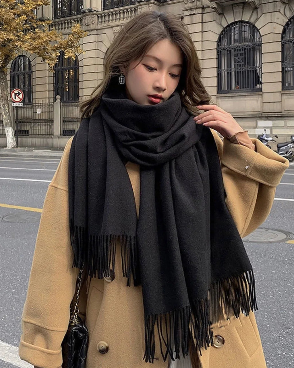 This cashmere-feel version earns its place through the quality of its hand feel: soft, substantial, and smooth in a way that synthetic alternatives rarely achieve.