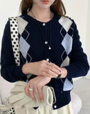 Argyle merino wool cropped cardigan — a British-inspired knit sweater featuring a flattering cropped silhouette and classic pattern. Refined autumn-winter layering.