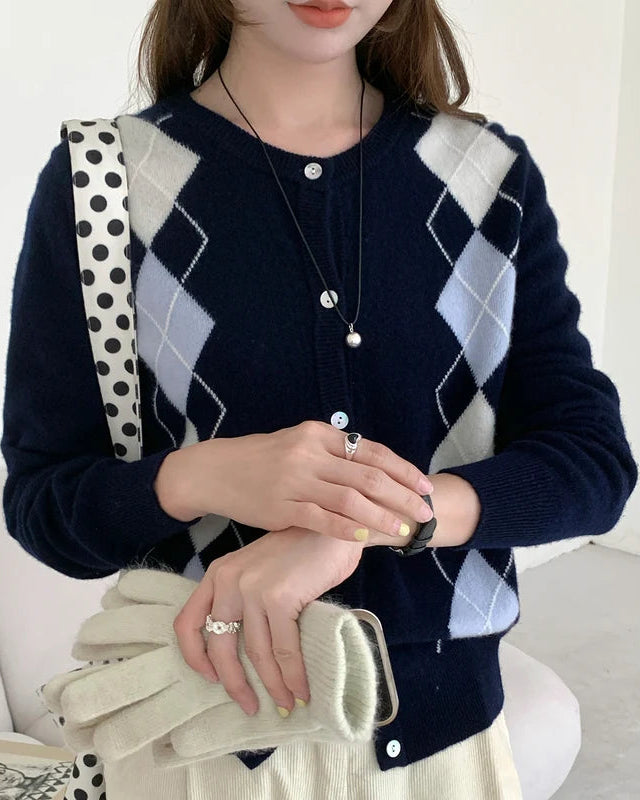 Argyle merino wool cropped cardigan — a British-inspired knit sweater featuring a flattering cropped silhouette and classic pattern. Refined autumn-winter layering.