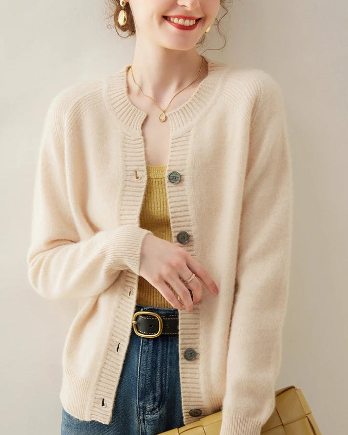100 % Cashmere short cardigan, round neckline, button-front, ribbed cuffs, soft camel—lightweight luxury for spring-to-fall outfits.