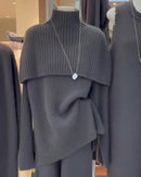 An understated approach to everyday knitwear, this slim fit sweater combines a mock neckline, long raglan sleeves, and an elongated profile.