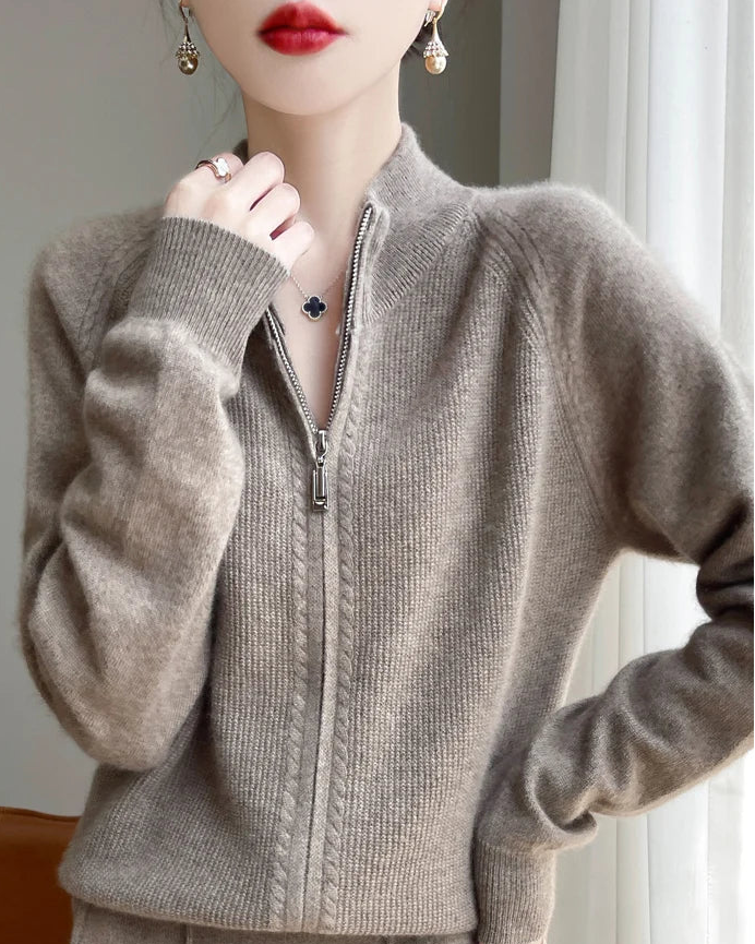 A raglan merino wool zip cardigan with crewneck, full zip, raglan sleeves and regular fit, designed for a cozy winter layering look that pairs from sneakers to boots.