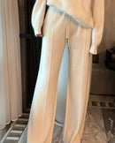 A cotton wool wide-leg knit pant with mid waist, elastic waistband and medium stretch, designed for a relaxed autumn-winter look that pairs from sneakers to boots.