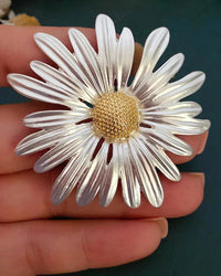 Vintage daisy brooch in gold tone, retro woodland style flower pin with detailed zinc alloy petals, perfect for adding nature-inspired charm.