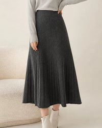 Cable-knit cashmere midi skirt for women with vertical cable texture, elastic waistband and gently flared A-line shape, a soft fall-winter knit skirt for everyday wear.