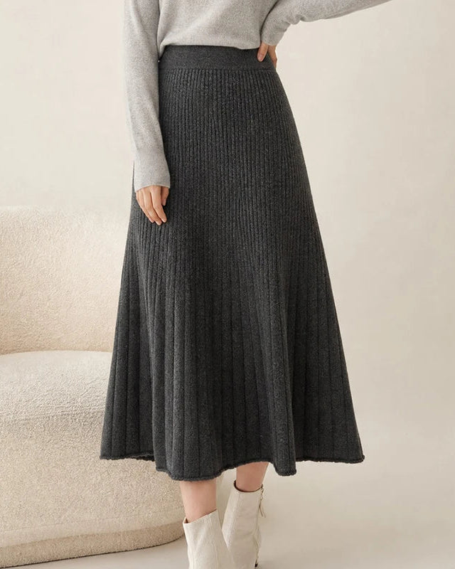 Cable-knit cashmere midi skirt for women with vertical cable texture, elastic waistband and gently flared A-line shape, a soft fall-winter knit skirt for everyday wear.