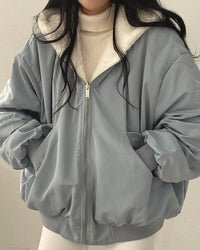 This Women's loose-fitting hooded jacket features a reversible design and a thick, warm faux-fur lining. With its front zip closure and comfortable, relaxed fit, it offers a cozy, warm feel while helping you create a stylish and comfortable winter look.