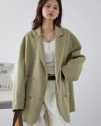Woman gliding through winter in a retro double-sided 100 % wool coat, midi length and peak lapels lock in warmth down to 0 °C—heritage tailoring meets modern insulation for 35-55 °F fall-to-spring commutes.