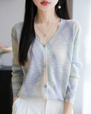 Designed for understated dressing, this long sleeve cardigan balances expressive print with a simple, regular fit.