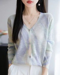 Designed for understated dressing, this long sleeve cardigan balances expressive print with a simple, regular fit.